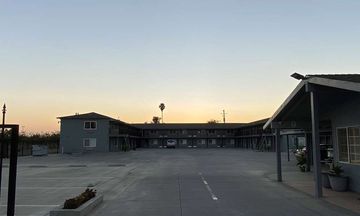 Super 8 by Wyndham Bakersfield