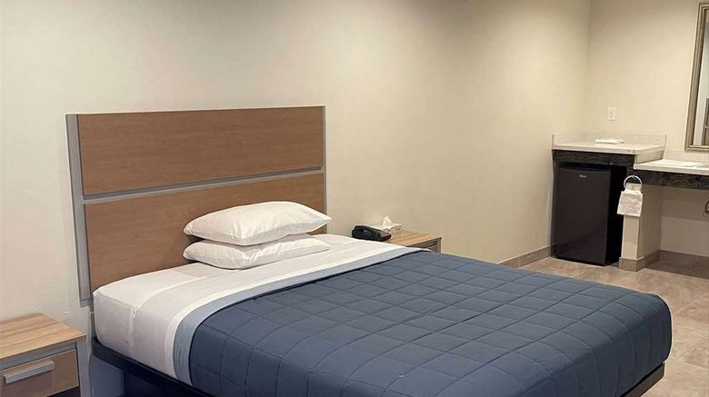 <b>Super 8 by Wyndham Bakersfield Room</b>. Images powered by <a href="https://iceportal.shijigroup.com/" title="IcePortal" target="_blank">IcePortal</a>.