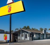 Super 8 by Wyndham Bakersfield Exterior