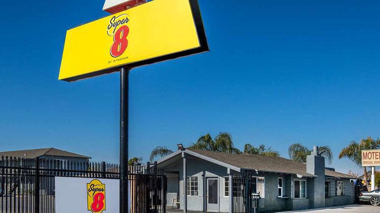 Super 8 by Wyndham Bakersfield Exterior