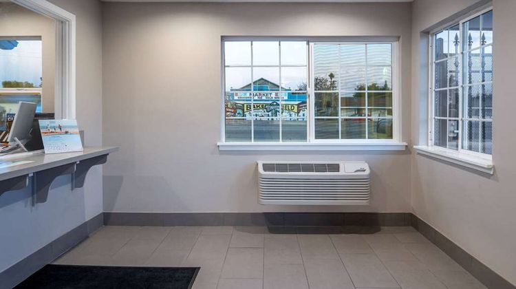 Super 8 by Wyndham Bakersfield Lobby