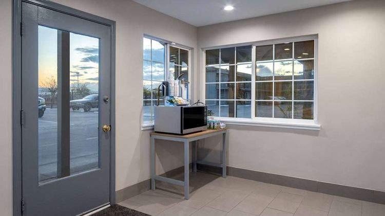 Super 8 by Wyndham Bakersfield Lobby