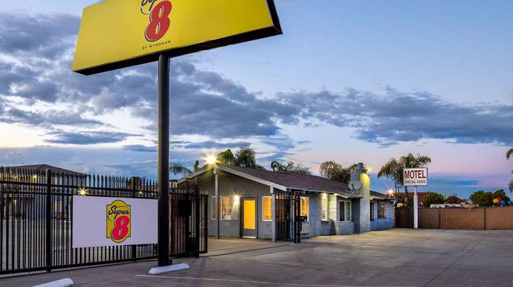 Super 8 by Wyndham Bakersfield Exterior