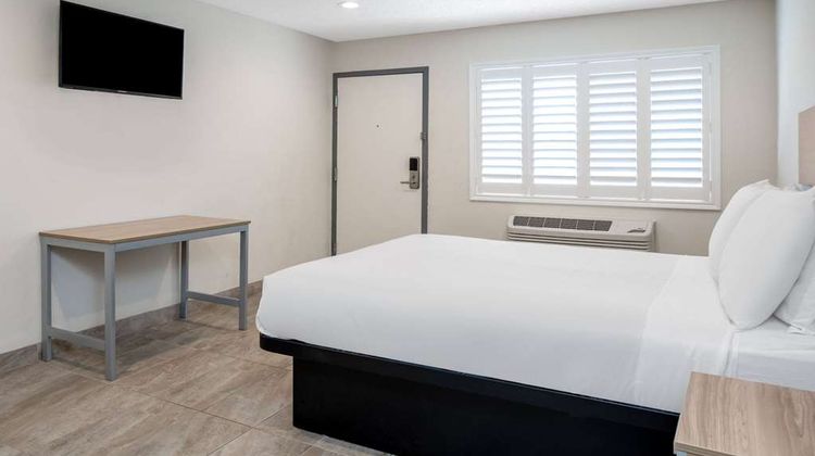 Super 8 by Wyndham Bakersfield Suite