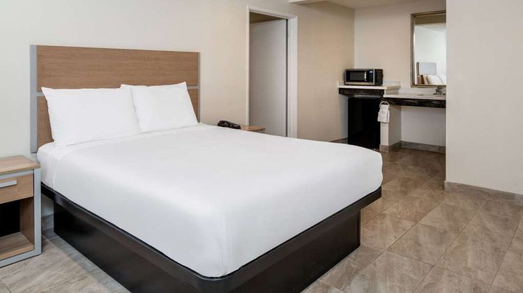 Super 8 by Wyndham Bakersfield Suite