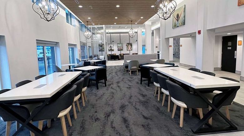 <b>La Quinta Inn & Suites Rosemont/O'Hare Lobby</b>. Images powered by <a href="https://iceportal.shijigroup.com/" title="IcePortal" target="_blank">IcePortal</a>.