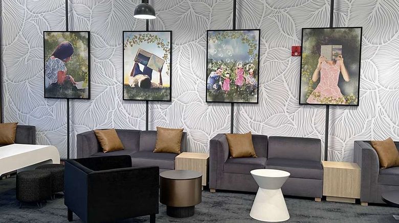 <b>La Quinta Inn & Suites Rosemont/O'Hare Lobby</b>. Images powered by <a href="https://iceportal.shijigroup.com/" title="IcePortal" target="_blank">IcePortal</a>.