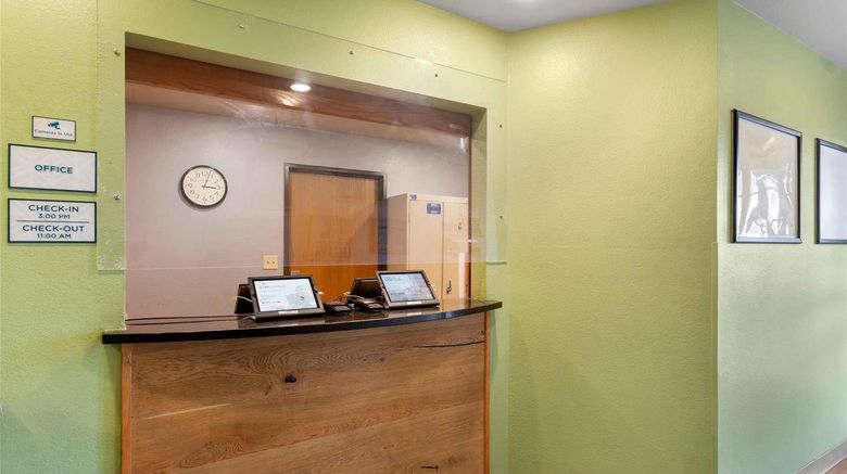 <b>Extended Stay America Phoenix I-10 West Lobby</b>. Images powered by <a href="https://iceportal.shijigroup.com/" title="IcePortal" target="_blank">IcePortal</a>.
