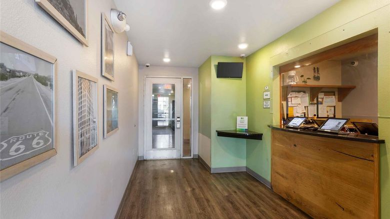 <b>Extended Stay America Phoenix I-10 West Lobby</b>. Images powered by <a href="https://iceportal.shijigroup.com/" title="IcePortal" target="_blank">IcePortal</a>.