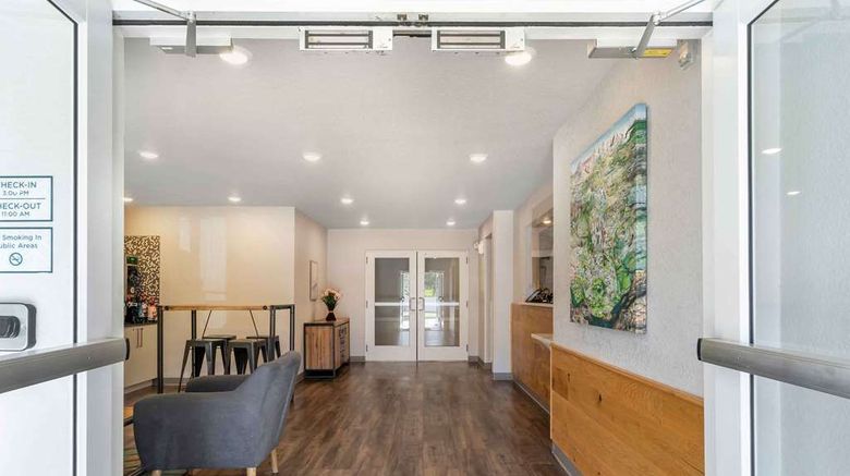 <b>Extended Stay America Select Clearwater Lobby</b>. Images powered by <a href="https://iceportal.shijigroup.com/" title="IcePortal" target="_blank">IcePortal</a>.