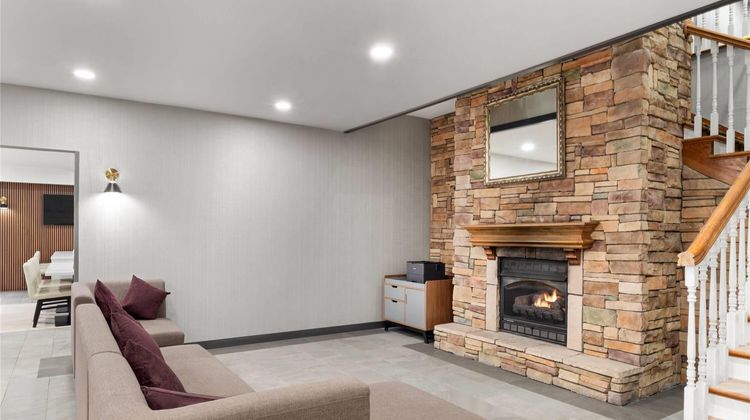 Wingate by Wyndham Mansfield Ohio Lobby