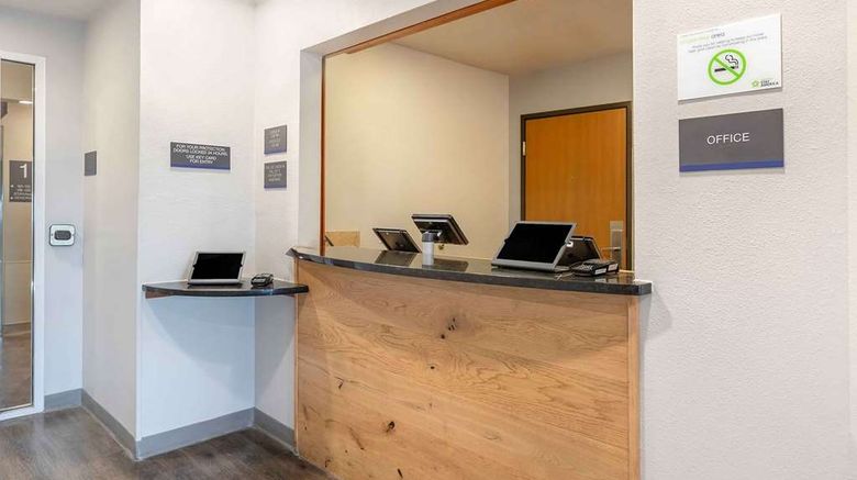 <b>Extended Stay America Select Omaha Lobby</b>. Images powered by <a href="https://iceportal.shijigroup.com/" title="IcePortal" target="_blank">IcePortal</a>.