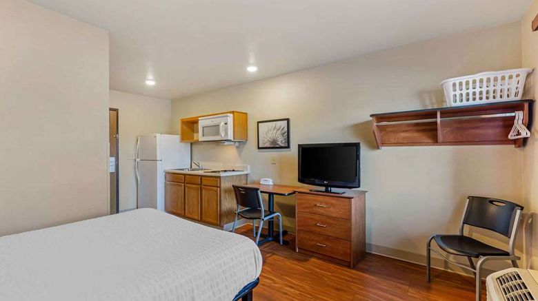 <b>Extended Stay America Select Cleveland Room</b>. Images powered by <a href="https://iceportal.shijigroup.com/" title="IcePortal" target="_blank">IcePortal</a>.