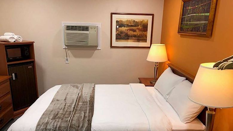 <b>Howard Johnson by Wyndham Ridgecrest Room</b>. Images powered by <a href="https://iceportal.shijigroup.com/" title="IcePortal" target="_blank">IcePortal</a>.