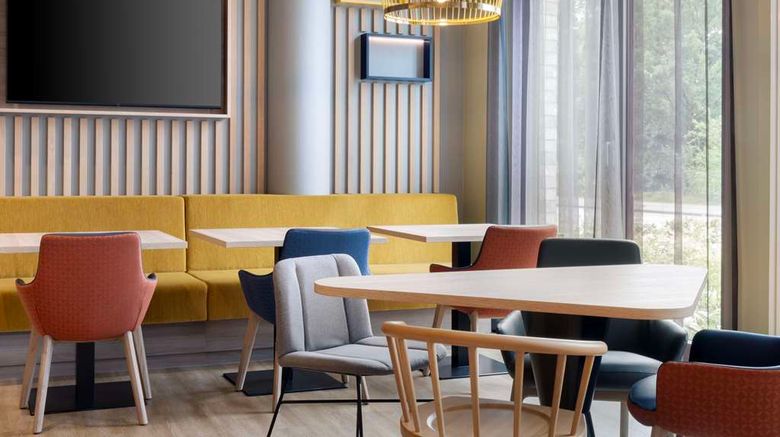 <b>Hampton by Hilton Celle Lobby</b>. Images powered by <a href="https://iceportal.shijigroup.com/" title="IcePortal" target="_blank">IcePortal</a>.