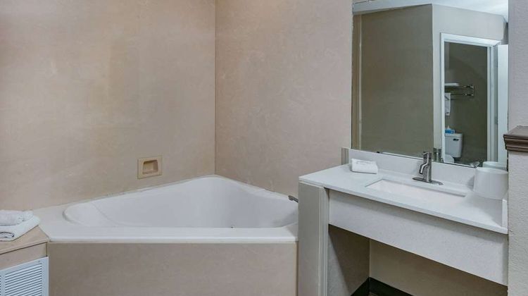 Super 8 by Wyndham Moss Point Room