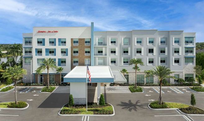 Hampton Inn and Suites Naples Exterior
