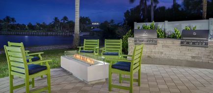 Hampton Inn and Suites Naples Exterior