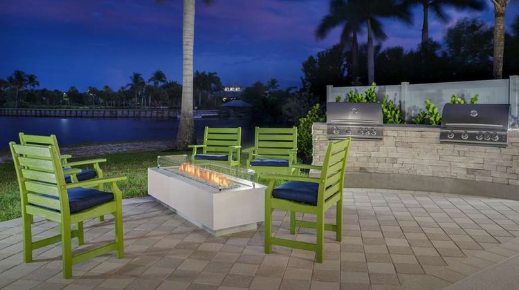 Hampton Inn and Suites Naples Exterior