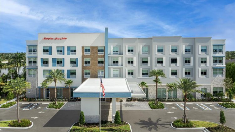 Hampton Inn and Suites Naples Exterior