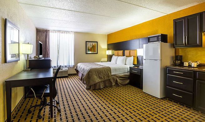 Clarion Pointe Lake Jackson Room