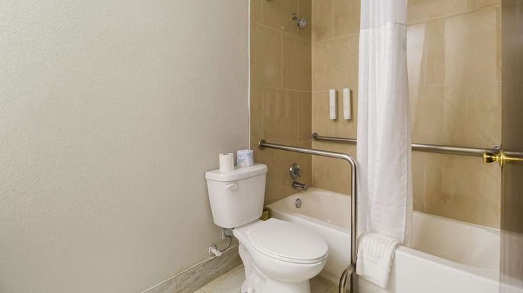 Clarion Pointe Lake Jackson Room