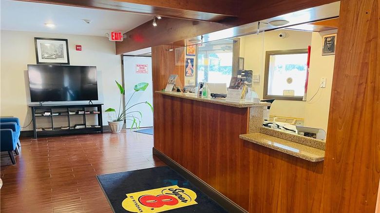 <b>Super 8 by Wyndham Glouchester Lobby</b>. Images powered by <a href="https://iceportal.shijigroup.com/" title="IcePortal" target="_blank">IcePortal</a>.