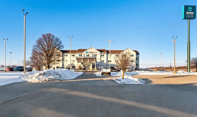 Clarion Pointe Mattoon Exterior