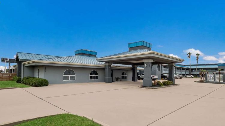Rodeway Inn & Suites Exterior