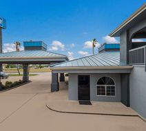 Rodeway Inn & Suites Exterior