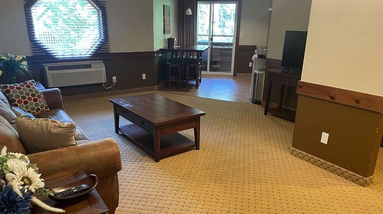 <b>Carson Hot Springs Resort Suite</b>. Images powered by <a href="https://iceportal.shijigroup.com/" title="IcePortal" target="_blank">IcePortal</a>.