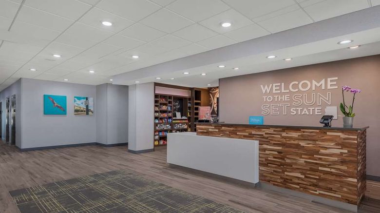 <b>Hampton Inn by Hilton Williams Lobby</b>. Images powered by <a href="https://iceportal.shijigroup.com/" title="IcePortal" target="_blank">IcePortal</a>.