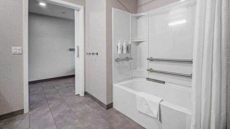 <b>Hampton Inn Morro Bay Room</b>. Images powered by <a href="https://iceportal.shijigroup.com/" title="IcePortal" target="_blank">IcePortal</a>.