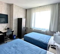 Super 8 by Wyndham Brooklyn Room