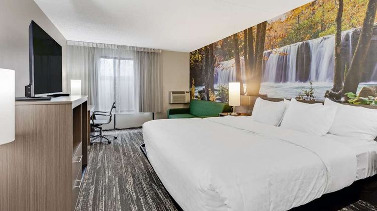 Clarion Pointe Room