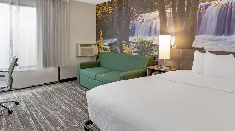 Clarion Pointe Room