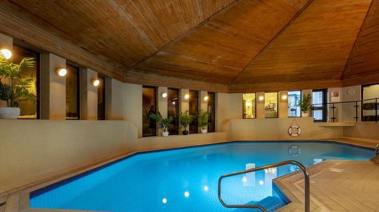 Bridgewood Manor Hotel Pool
