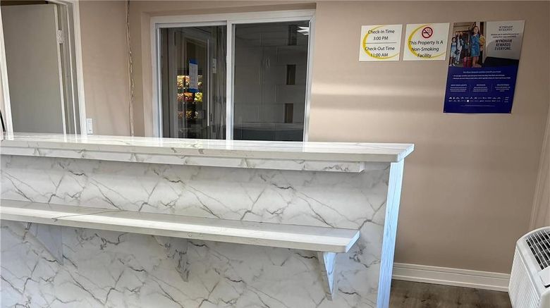 <b>Travelodge by Wyndham Rockford Lobby</b>. Images powered by <a href="https://iceportal.shijigroup.com/" title="IcePortal" target="_blank">IcePortal</a>.