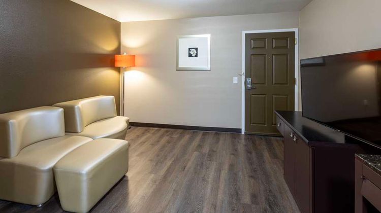 GrandStay Waunakee Suite