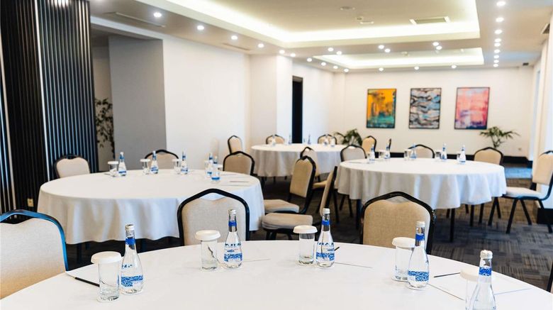 <b>Mercure Baku City Meeting</b>. Images powered by <a href="https://iceportal.shijigroup.com/" title="IcePortal" target="_blank">IcePortal</a>.