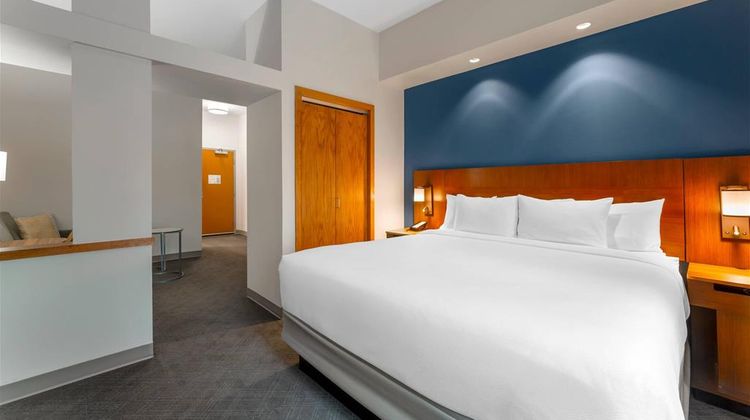 Comfort Inn & Suites Akron - South Suite