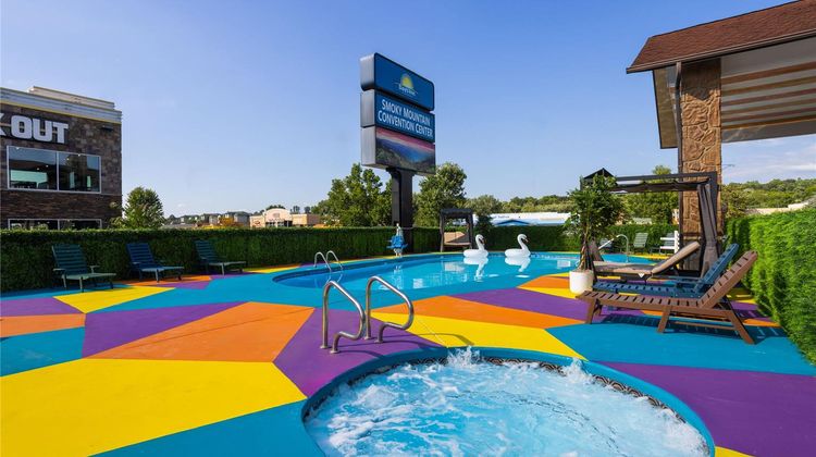 Days Inn by Wyndham Pigeon Forge Parkway Pool