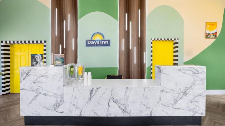 Days Inn by Wyndham Pigeon Forge Parkway Lobby