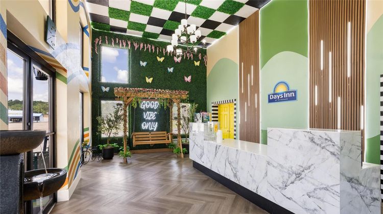 Days Inn by Wyndham Pigeon Forge Parkway Lobby
