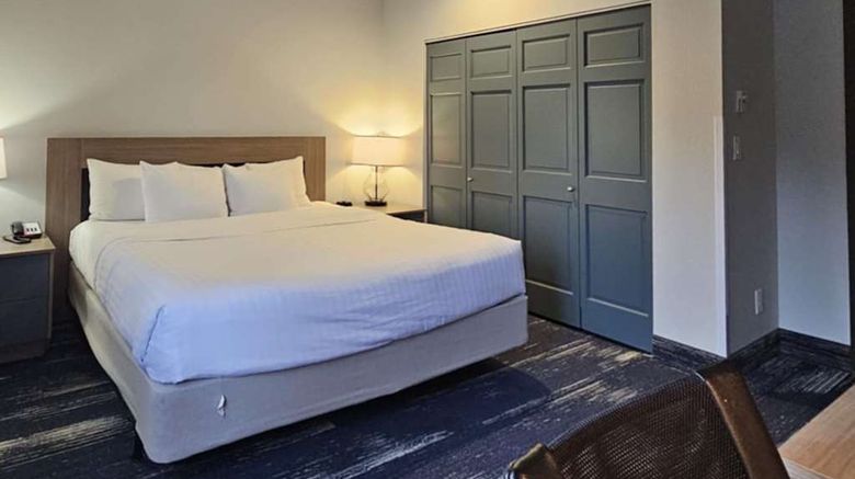 <b>Edgewater Inn Suite</b>. Images powered by <a href="https://iceportal.shijigroup.com/" title="IcePortal" target="_blank">IcePortal</a>.