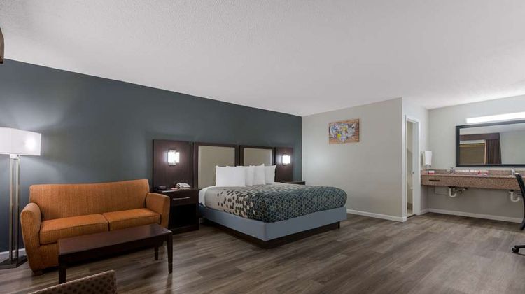 Econo Lodge Room