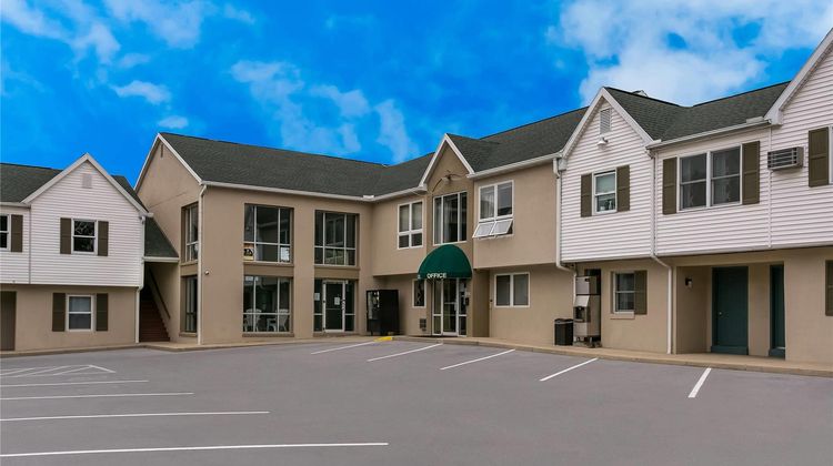 Rodeway Inn & Suites Exterior