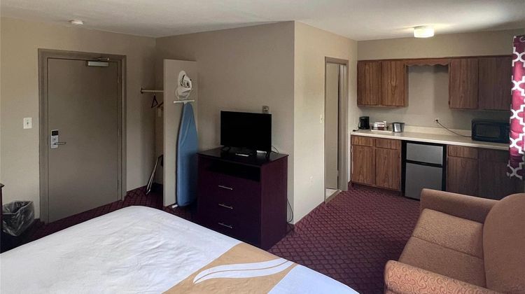 Rodeway Inn & Suites Room