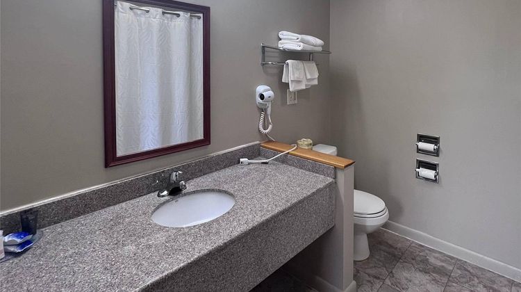 Rodeway Inn & Suites Room
