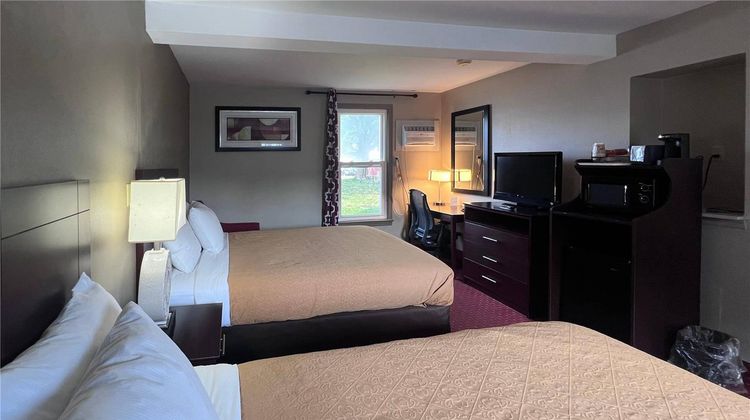 Rodeway Inn & Suites Room